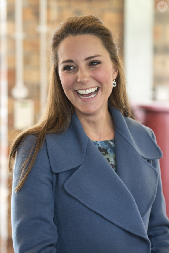 Kate Catherine Middleton (enceinte), duchesse de Cambridge, a visité l'usine de poterie "Emma Bridgewater" à Stoke-on-Trent. La duchesse en a profité pour aider des employés à décorer des mugs. Le 18 février 2015