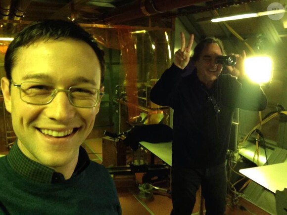 Joseph Gordon-Levitt sur le tournage de Snowden avec Oliver Stone. Photo postée le 3 mars 2015.