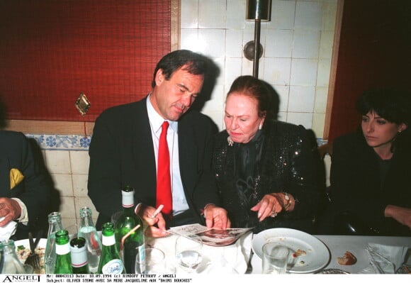 Jacqueline Stone (née Goddet) avec son fils Oliver Stone à Paris en 1994. 