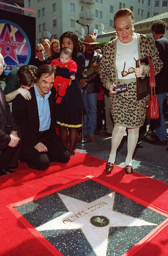 Jacqueline Stone (née Goddet) et Oliver Stone à l'inauguration de son étoile sur le Hollywood Boulevard le 18 mars 1996