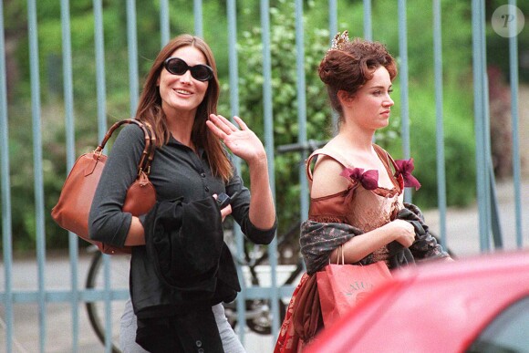Carla Bruni et Marine Delterme sur un tournage, en 1999 à Paris.