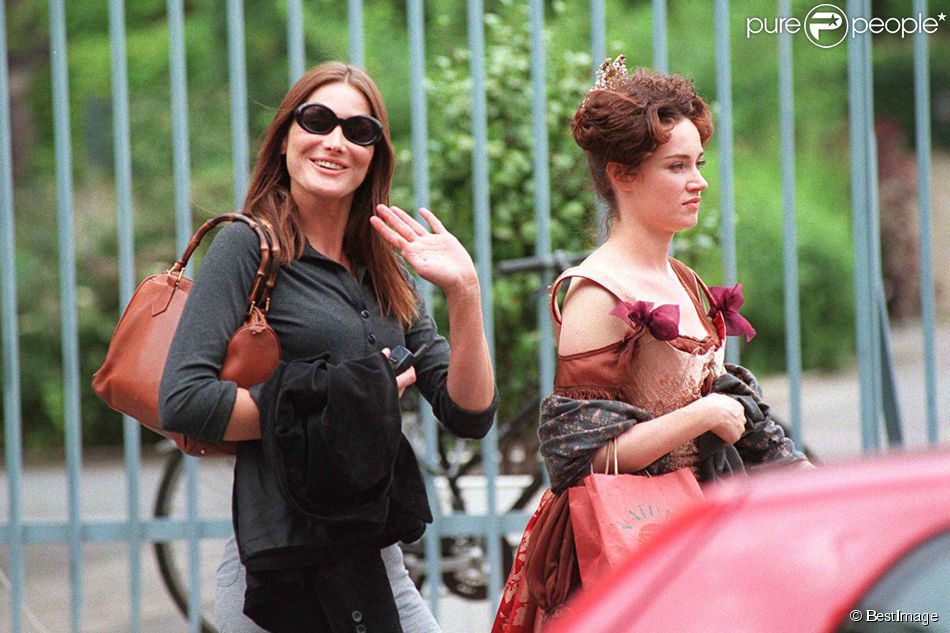 Carla Bruni et Marine Delterme sur un tournage, en 1999 à Paris.