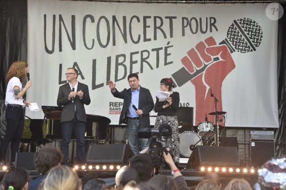 Daphné Bürki, Christophe Deloire (secrétaire général de RSF) et Wu'er Kaixi (un des leaders étudiants des manifestations de la place Tian'anmen en 1989) - Reporters Sans Frontières (RSF) organise pour ses 30 ans "Un concert pour la liberté" pour célébrer la Journée Mondiale de Liberté de la Presse sur la place de la République à Paris, le 3 mai 2015.