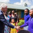 Visite de l'ex président Bill Clinton en Afrique. Sa fille Chelsea est venue le rejoindre et ensemble, ils ont visité une école et une maternité a Nairobi au Kenya le 1er Mai 2015