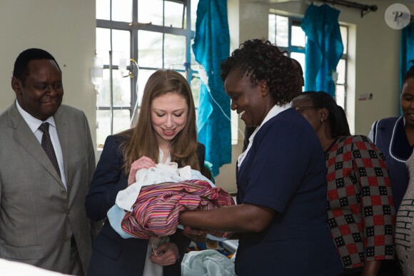 Chelsea Clinton est allée visister une maternité à Nairobi au Kenya, le 1er Mai 2015