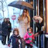 La chanteuse Mariah Carey et ses jumeaux Monroe et Moroccan Cannon font du shopping sous la neige pendant leur sejour a Aspen, dans le Colorado, le 20 decembre 2013.