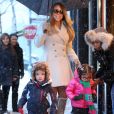  La chanteuse Mariah Carey et ses jumeaux Monroe et Moroccan Cannon font du shopping sous la neige pendant leur sejour a Aspen, dans le Colorado, le 20 decembre 2013. Ils se rendent dans une bijouterie pour leurs achats de noel. 