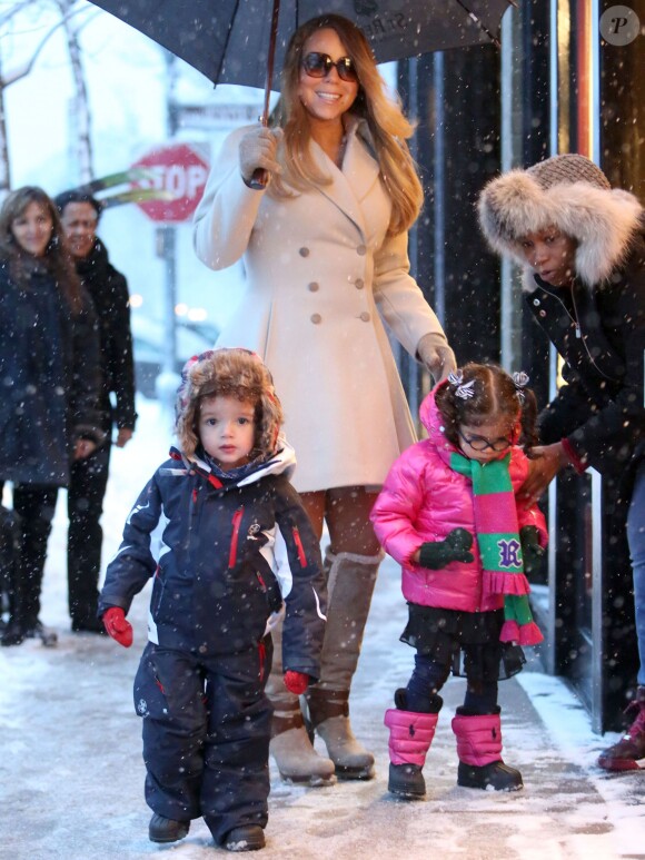 La chanteuse Mariah Carey et ses jumeaux Monroe et Moroccan Cannon font du shopping sous la neige pendant leur sejour a Aspen, dans le Colorado, le 20 decembre 2013. Ils se rendent dans une bijouterie pour leurs achats de noel.