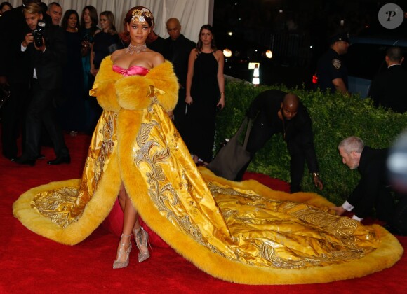 Rihanna, habillée d'un manteau haute couture Guo Pei (collection automne-hiver 2010-2011), d'un bustier Agent Provocateur et de souliers Christian Louboutin, assiste au Met Gala 2015, vernissage de l'exposition "China: through the looking glass", au Metropolitan Museum of Art. New York, le 4 mai 2015.