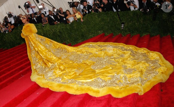 Rihanna, habillée d'un manteau-robe Guo Pei, assiste au Met Gala 2015, vernissage de l'exposition "China: through the looking glass", au Metropolitan Museum of Art. New York, le 4 mai 2015.