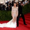 Kim Kardashian, habillée d'une robe Roberto Cavalli (créée par Peter Dundas), assiste avec Kanye West au Met Gala 2015, vernissage de l'exposition "China: through the looking glass", au Metropolitan Museum of Art. New York, le 4 mai 2015.