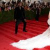 Kanye West et Kim Kardashian, tous deux habillés en Roberto Cavalli (par Peter Dundas), assistent au Met Gala 2015, vernissage de l'exposition "China: through the looking glass", au Metropolitan Museum of Art. New York, le 4 mai 2015.