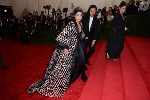 Lady Gaga (habillée en Balenciaga) et Alexander Wang assistent au Met Gala 2015, vernissage de l'exposition "China: through the looking glass" au Metropolitan Museum of Art. New York, le 4 mai 2015.