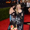 Katy Perry et Madonna, habillées de robes Moschino, assistent au Met Gala 2015, vernissage de l'exposition "China: through the looking glass" au Metropolitan Museum of Art. New York, le 4 mai 2015.