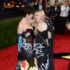 Katy Perry et Madonna, habillées de robes Moschino, assistent au Met Gala 2015, vernissage de l'exposition "China: through the looking glass" au Metropolitan Museum of Art. New York, le 4 mai 2015.