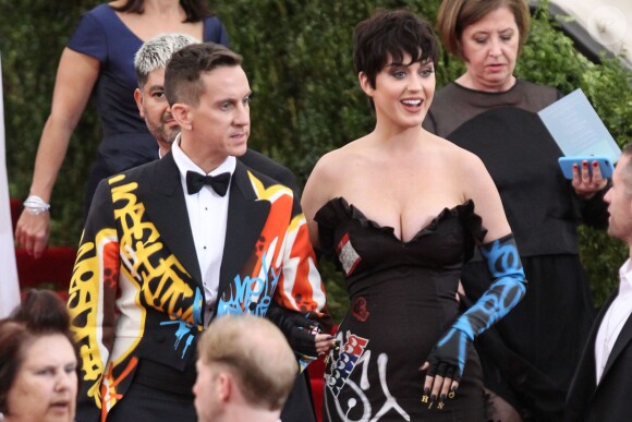 Katy Perry et Jeremy Scott quittent le Metropolitan Museum of Art à l'issue du Met Gala 2015, vernissage de l'exposition "China: through the looking glass". New York, le 4 mai 2015.