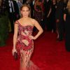 Jennifer Lopez, habillée d'une robe Atelier Versace, assiste au Met Gala 2015, vernissage de l'exposition "China: through the looking glass" au Metropolitan Museum of Art. New York, le 4 mai 2015.