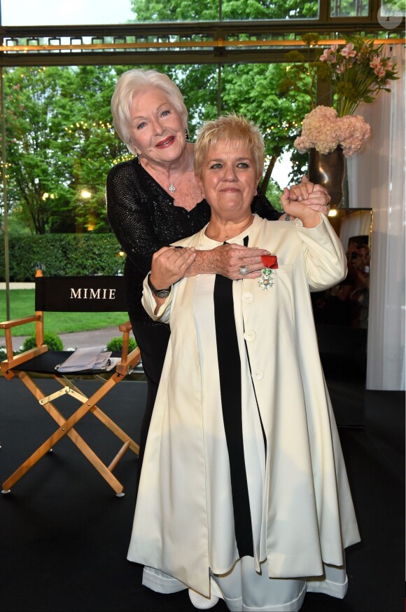 Mimie Mathy a été décorée de la Légion d'honneur avec les insignes de chevalier - Pavillon Dauphine à Paris, lundi 4 mai 2015. C'est Line Renaud qui a décoré la comédienne.
