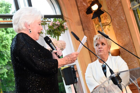 Mimie Mathy a été décorée de la Légion d'honneur avec les insignes de chevalier - Pavillon Dauphine à Paris, lundi 4 mai 2015. Line Renaud a tenu à faire un discours qui a ému la comédienne.