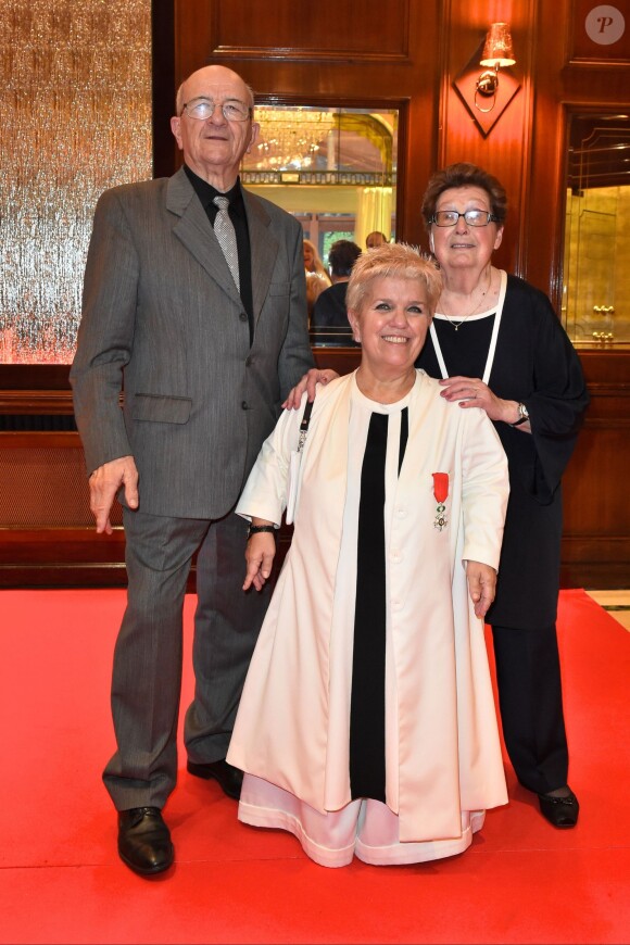 Mimie Mathy a été décorée de la Légion d'honneur avec les insignes de chevalier - Pavillon Dauphine à Paris, lundi 4 mai 2015. L'actrice prend la pose avec ses parents.