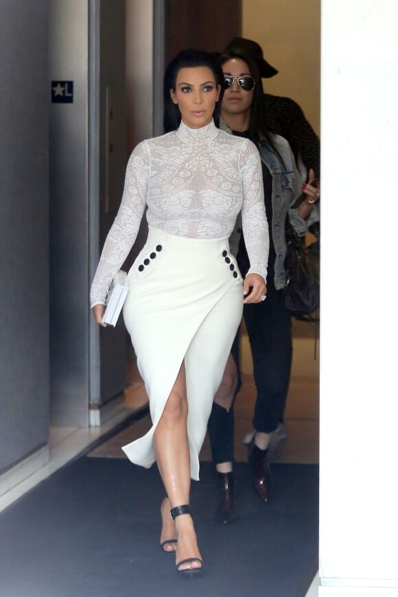 Kim Kardashian quitte l'appartement de son mari Kanye West à SoHo, pour se rendre dans une librairie Barnes & Noble. New York, le 5 mai 2015.