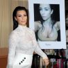 Kim Kardashian pose à côté de la couverture de son livre "Selfish" à la librairie Barnes & Noble de la 5th Avenue. New York, le 5 mai 2015.