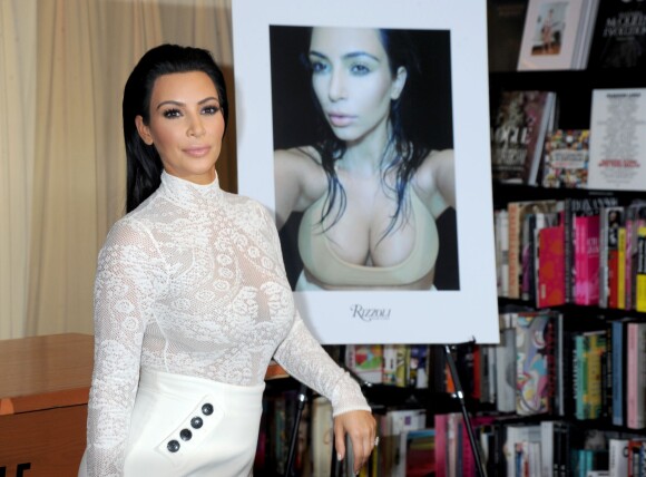 Kim Kardashian pose à côté de la couverture de son livre "Selfish" à la librairie Barnes & Noble de la 5th Avenue. New York, le 5 mai 2015.