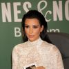 Kim Kardashian en séance de dédicaces de son livre "Selfish" à la librairie Barnes & Noble de la 5th Avenue. New York, le 5 mai 2015.
