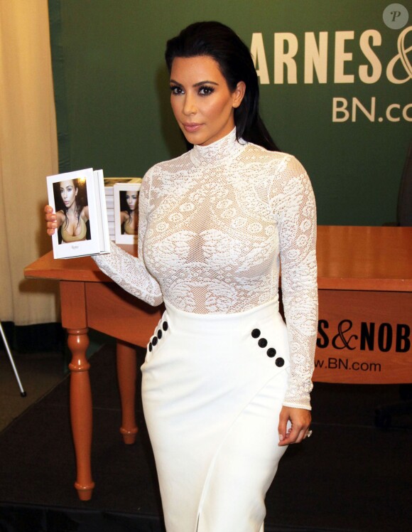 Kim Kardashian fête la sortie de son livre avec une séance de dédicaces de son livre "Selfish" à la librairie Barnes & Noble de la 5th Avenue. New York, le 5 mai 2015.
