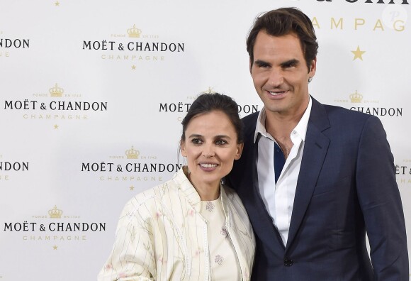 Elena Anaya et Roger Federer lors de la soirée "Moët Tiny Tennis" organisée par les champagnes Moët & Chandon à l'ambassade de France à Madrid le 5 mai 2015