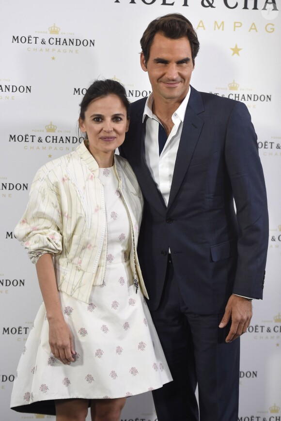 Elena Anaya et Roger Federer lors de la soirée "Moët Tiny Tennis" organisée par les champagnes Moët & Chandon à l'ambassade de France à Madrid le 5 mai 2015