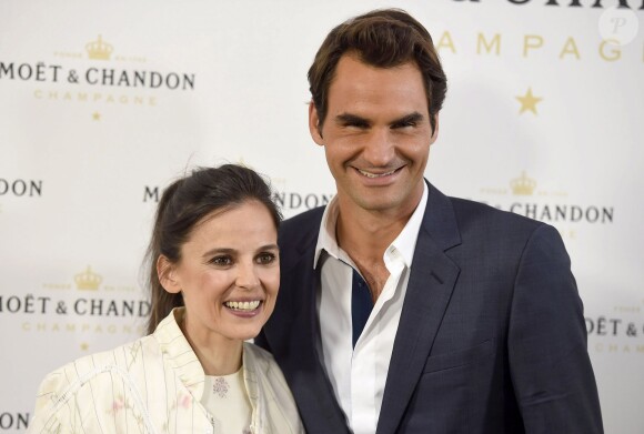 Elena Anaya et Roger Federer lors de la soirée "Moët Tiny Tennis" organisée par les champagnes Moët & Chandon à l'ambassade de France à Madrid le 5 mai 2015