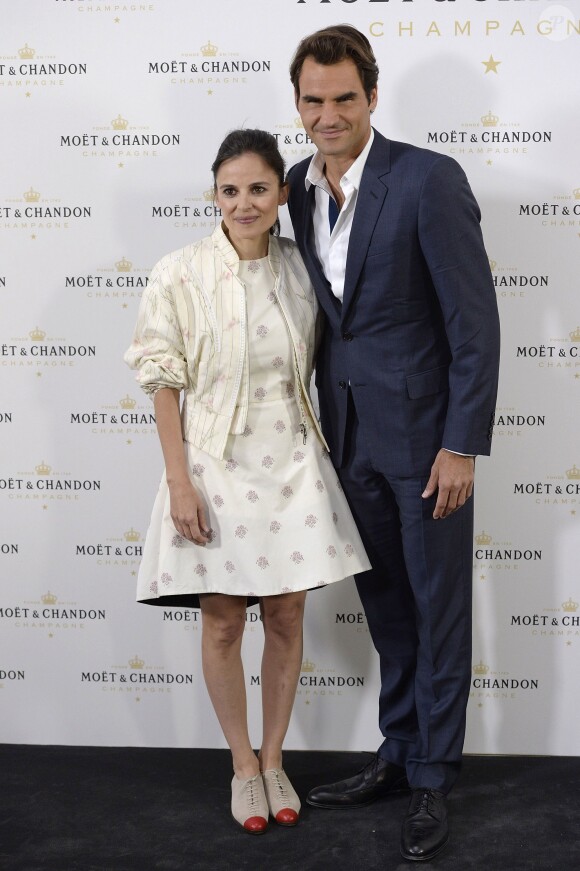 Elena Anaya et Roger Federer lors de la soirée "Moët Tiny Tennis" organisée par les champagnes Moët & Chandon à l'ambassade de France à Madrid le 5 mai 2015