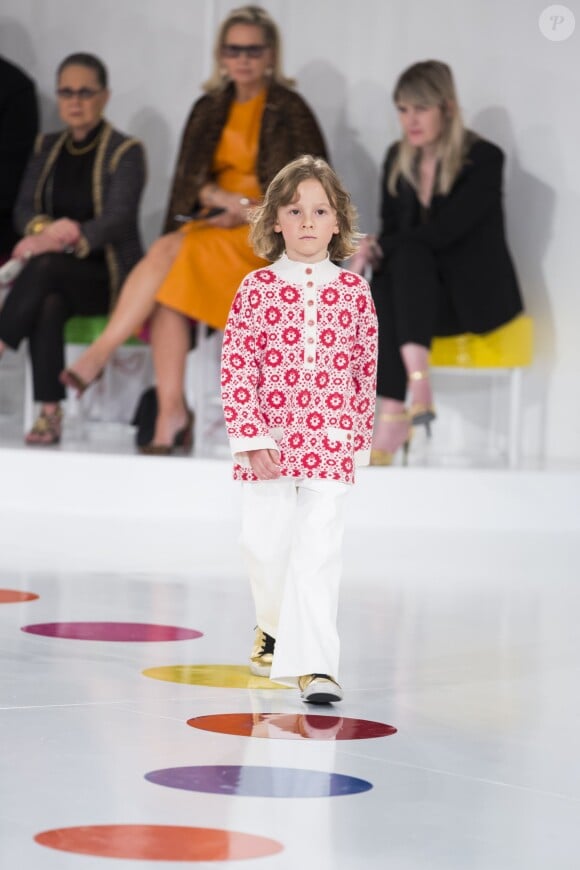 Hudson Kroenig, le filleul de Karl Lagerfeld lors du défilé croisière Chanel "Paris-Séoul" au DDP à Séoul, le 4 mai 2015.