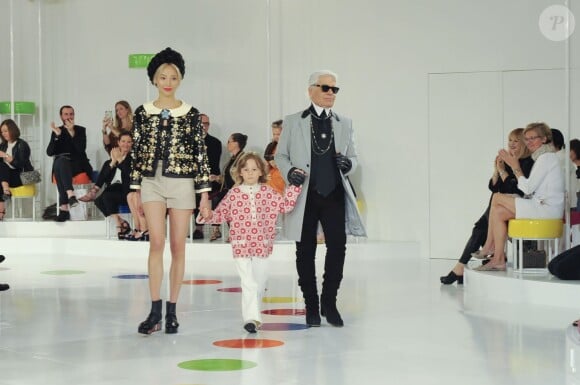 Karl Lagerfeld et son filleul Hudson Kroenig lors du défilé croisière Chanel "Paris-Séoul" au DDP à Séoul, le 4 mai 2015.