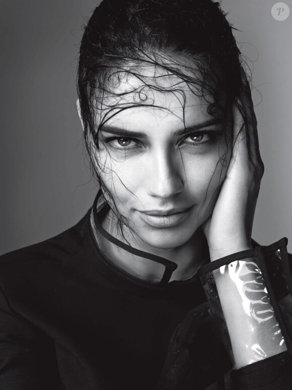 Adriana Lima, nouvelle égérie Marc Jacobs pour le parfum Décadence