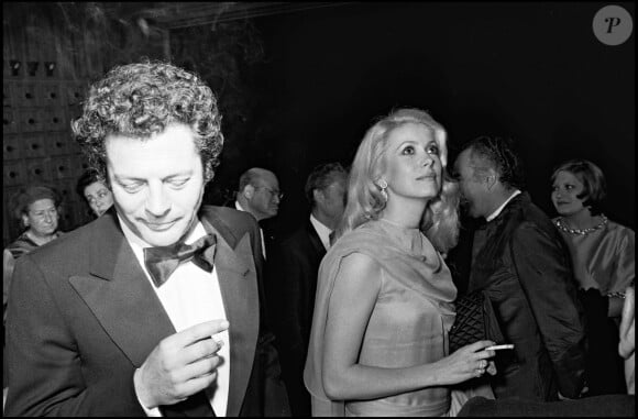 Catherine Deneuve avec Marcello Mastroianni à Cannes en 1973.