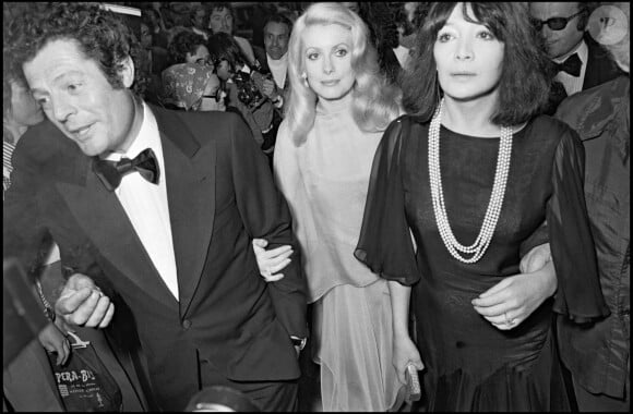 Catherine Deneuve avec Marcello Mastroianni et Juliette Gréco à Cannes en 1973.