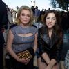 Catherine Deneuve et Charlotte Gainsbourg lors du défilé Louis Vuitton croisière 2016 à la résidence de Bob et Dolores Hope. Palm Springs, le 6 mai 2015.