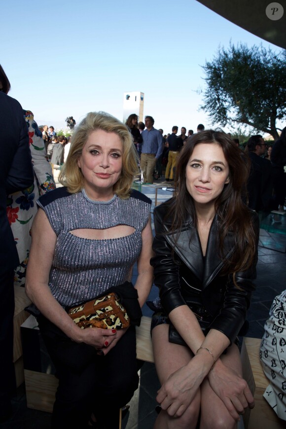 Catherine Deneuve et Charlotte Gainsbourg lors du défilé Louis Vuitton croisière 2016 à la résidence de Bob et Dolores Hope. Palm Springs, le 6 mai 2015.
