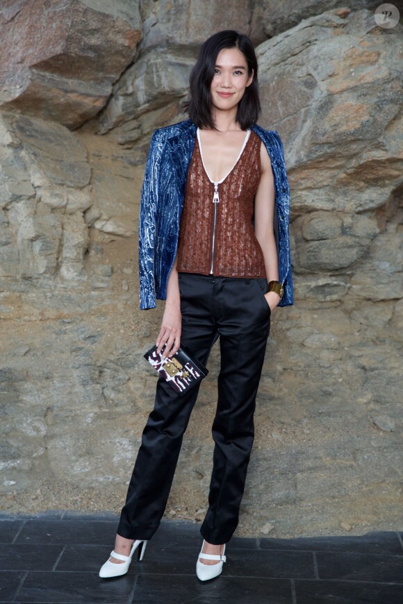 Le top model Tao Okamoto lors du défilé Louis Vuitton croisière 2016 à la résidence de Bob et Dolores Hope. Palm Springs, le 6 mai 2015.