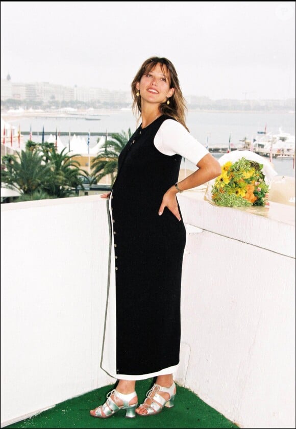 Sophie Marceau enceinte de son premier enfant Vincent à Cannes en 1995.