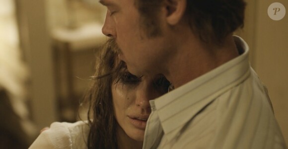 Angelina Jolie et Brad Pitt dans une nouvelle image de By The Sea. Le film sortira aux USA le 13 novembre 2015.