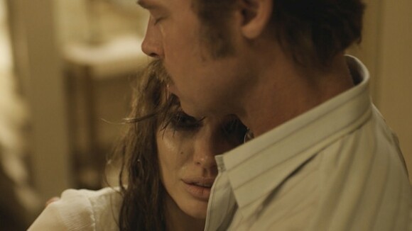 Angelina Jolie, en larmes, sur l'épaule de Brad Pitt...