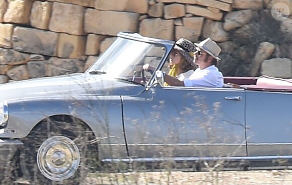 Exclusif - Brad Pitt et Angelina Jolie, dans une Citroën DS décapotable, sur le tournage de "By the sea" sur l'île de Gozo à Malte le 9 novembre 2014.