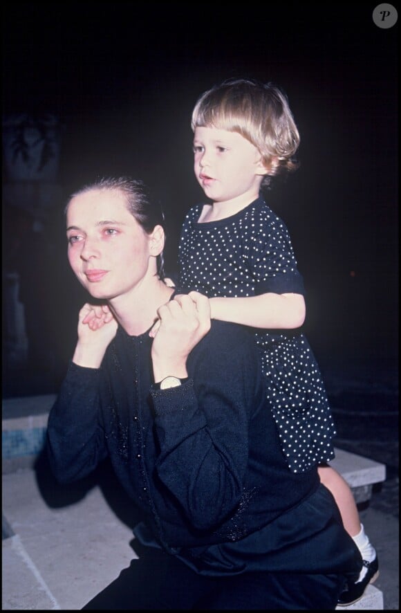 Isabella Rossellini et sa fille Elettra en 1986.