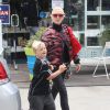Gwen Stefani et son fils Zuma sortent d'un salon de manucure à Los Angeles le 7 mai 2015.