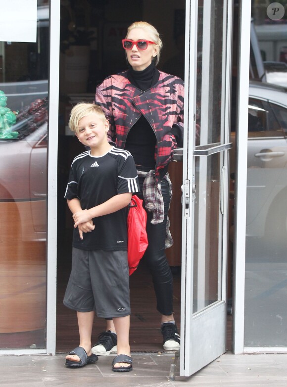 La star Gwen Stefani et son fils Zuma sortent d'un salon de manucure à Los Angeles le 7 mai 2015.