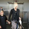 Gwen Stefani, Gavin Rossdale à l'aéroport de Los Angeles avec Zuma et Apollo le 9 mai 2015.