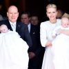 Le prince Albert II et la princesse Charlene de Monaco célébraient le 10 mai 2015 le baptême de leurs jumeaux le prince Jacques et la princesse Gabriella.